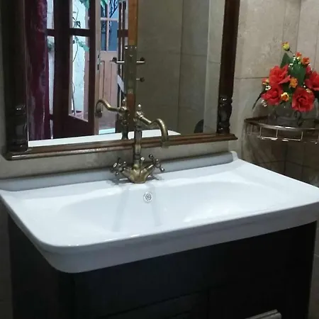 Stone Retreat In Old Town 아파트 레팀노