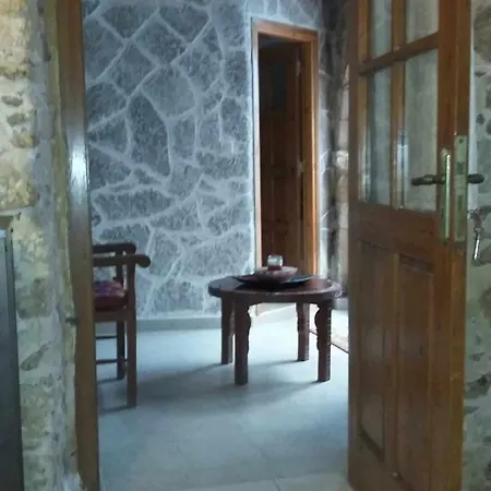 Stone Retreat In Old Town 아파트 레팀노