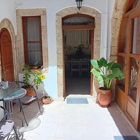 Stone Retreat In Old Town 레팀노
