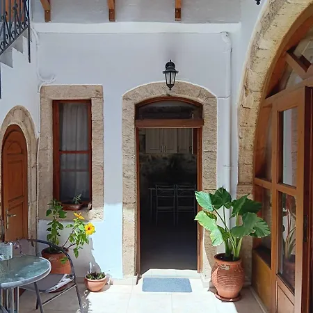Stone Retreat In Old Town 레팀노